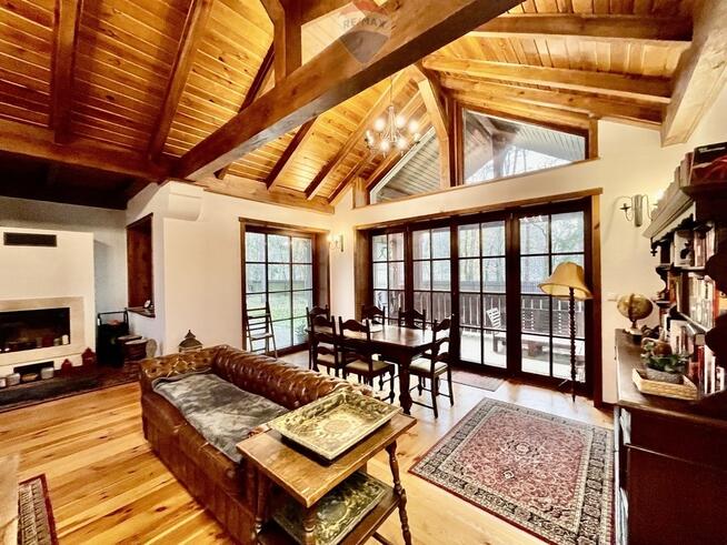 Podmiejska mała willa otoczona sosnami