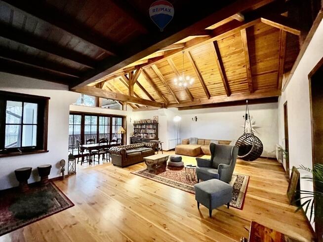 Podmiejska mała willa otoczona sosnami