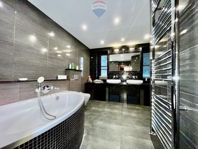 Podmiejska mała willa otoczona sosnami