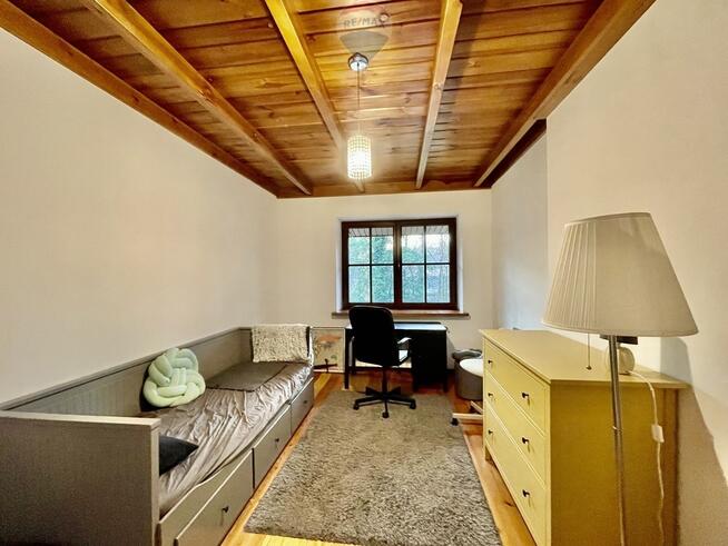 Podmiejska mała willa otoczona sosnami