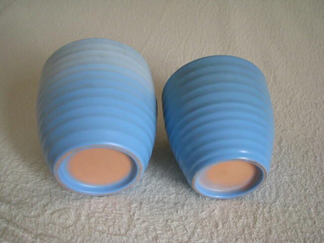 Piękne karbowane ceramiczne niebieskie doniczki – osłonki