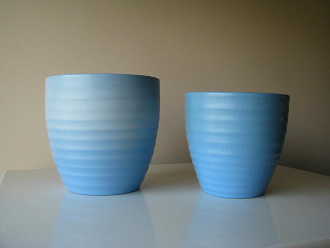 Piękne karbowane ceramiczne niebieskie doniczki – osłonki