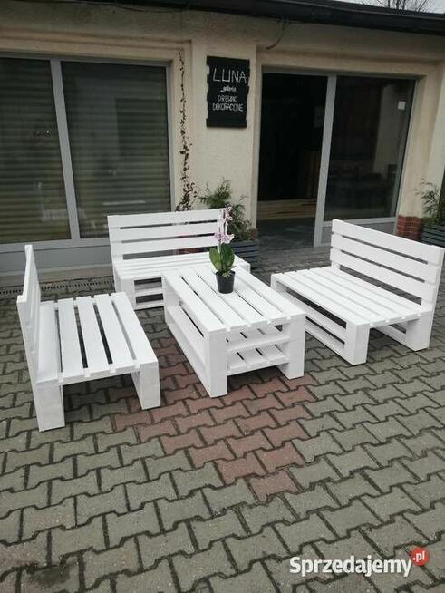 zestaw mebli ogrodowych na wzór palet
