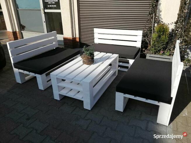 Zestaw mebli ogrodowych wykonany na wzór palet