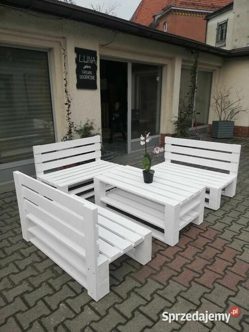 zestaw mebli ogrodowych na wzór palet