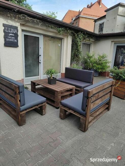 Drewniany zestaw mebli ogrodowych na wzór palet