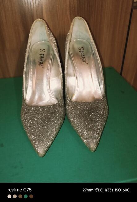 Śliczne buty srebne