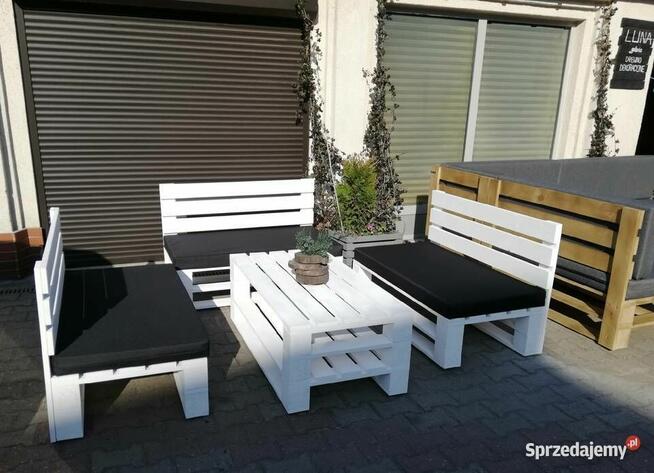 Zestaw mebli ogrodowych wykonany na wzór palet