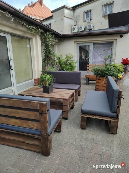 Drewniany zestaw mebli ogrodowych na wzór palet