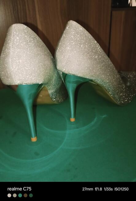 Śliczne buty srebne