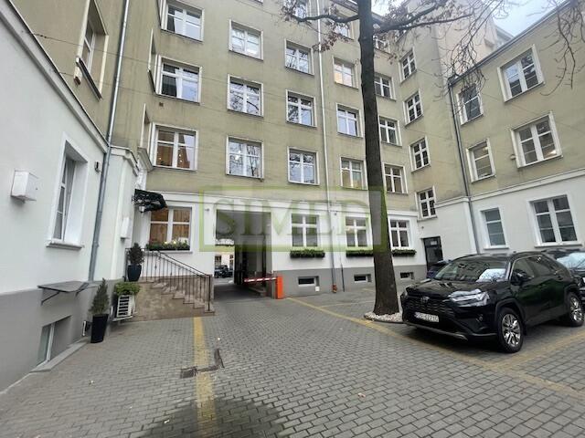 Odrestaurowana kamienica biurowa w Centrum