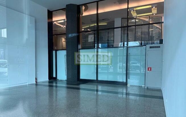 Parter, show-room , wyś. 6 m , światło dzienne .