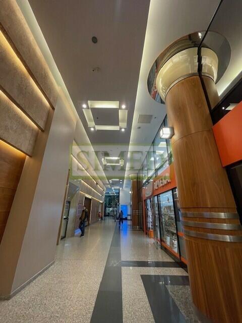 Parter, show-room , wyś. 6 m , światło dzienne .