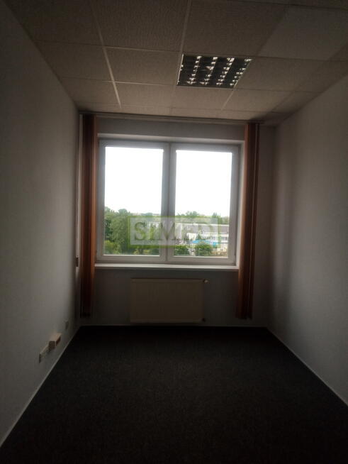 Małe tanie biuro ochrona winda parking