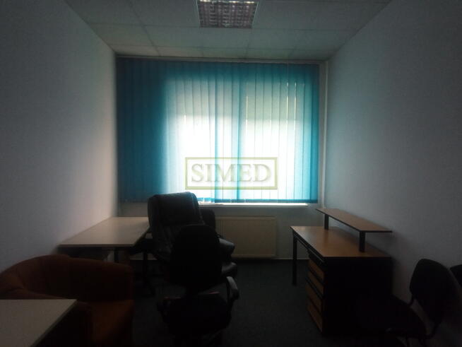 Małe tanie biuro ochrona winda parking