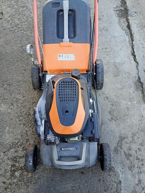 Kosiarka spalinowa z koszem i napędem