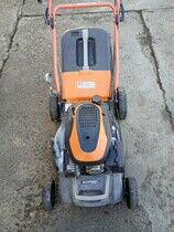 Kosiarka spalinowa z koszem i napędem