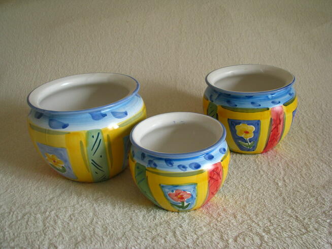 Piękny, ręcznie malowany zestaw 3 stylowych doniczek – osłon