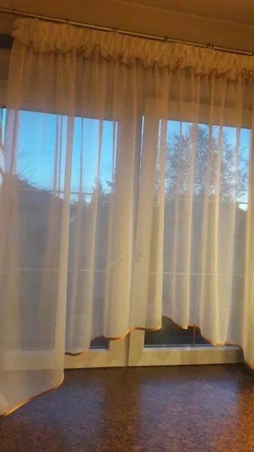 Gładki woal ecru + lamówka pomarańcz 150-160 x 160 wys firan