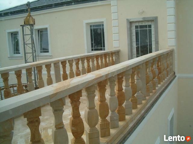 Balustrady z piaskowca z kwadratowymi tralkami