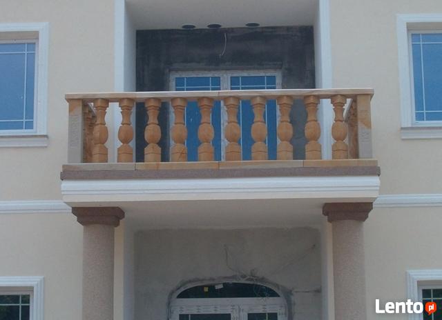 Balustrady z piaskowca z kwadratowymi tralkami
