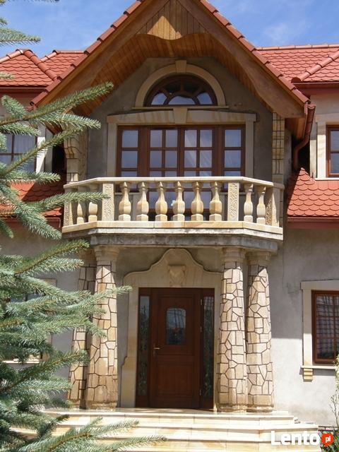 Balustrady z piaskowca z kwadratowymi tralkami