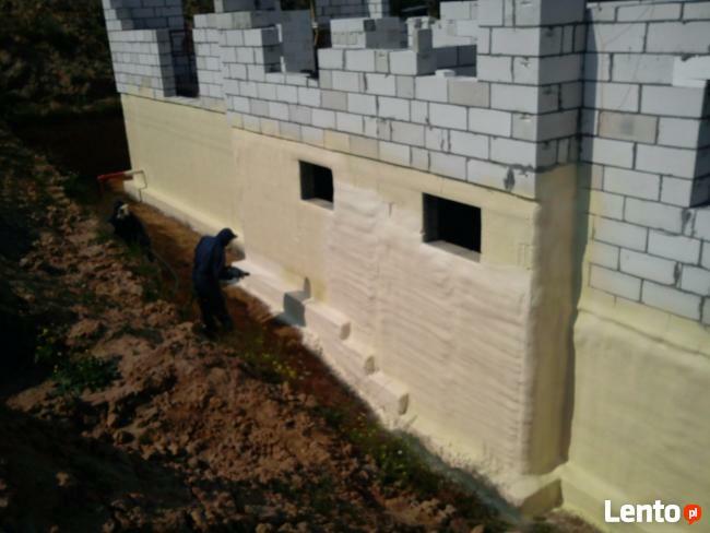 Izolowanie fundamentów poprzez natrysk pianką poliuretanową