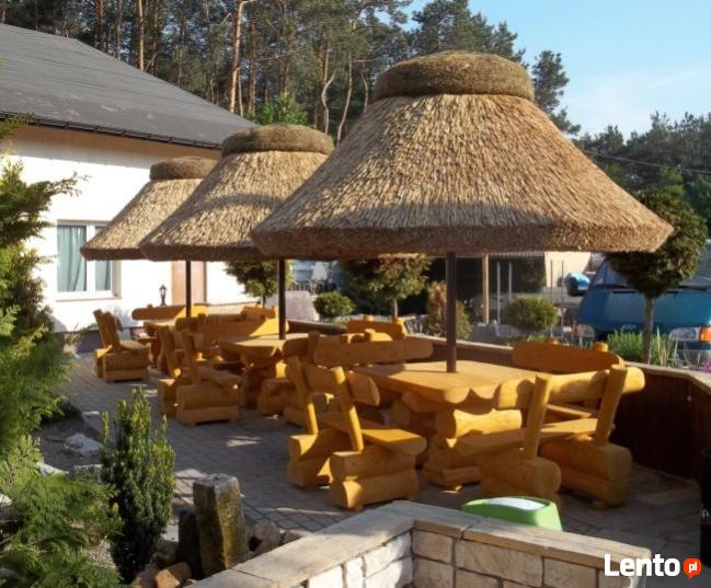 Parasol kryty trzciną, meble z bali do ogrodu, zajazdu, baru