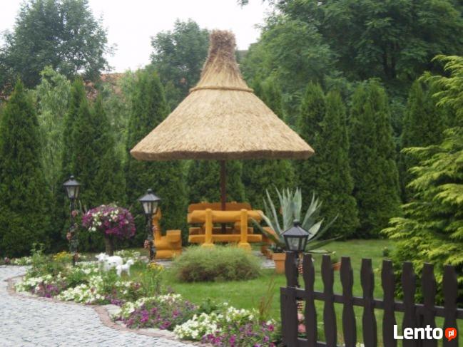 Parasol kryty trzciną, meble z bali do ogrodu, zajazdu, baru