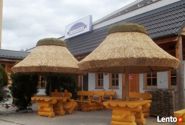 Parasol kryty trzciną, meble z bali do ogrodu, zajazdu, baru
