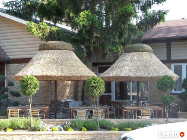 Parasol kryty trzciną, meble z bali do ogrodu, zajazdu, baru