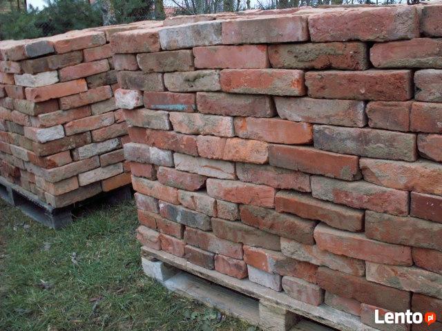 stare drewno rozbiórkowe bale deski cegła czerwona szamotowa