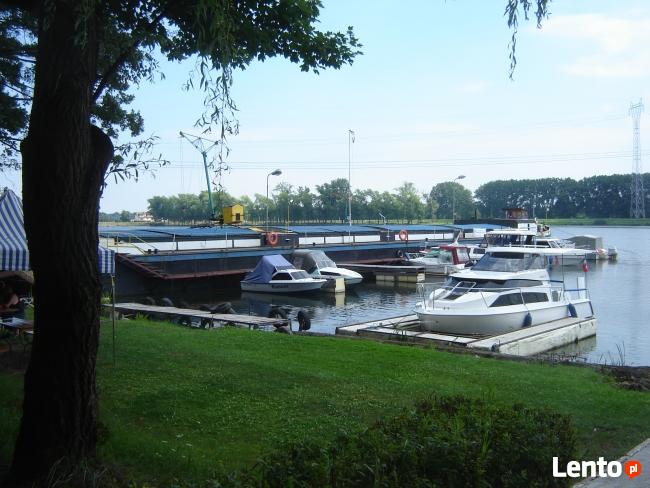 Miejsce na cumowanie łodzi i jachtów w Bydgoszczy.