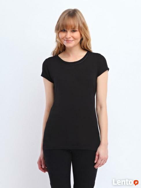 Czarna bluzka z ozdobnym wykończeniem przy dekolcie (Top Sec