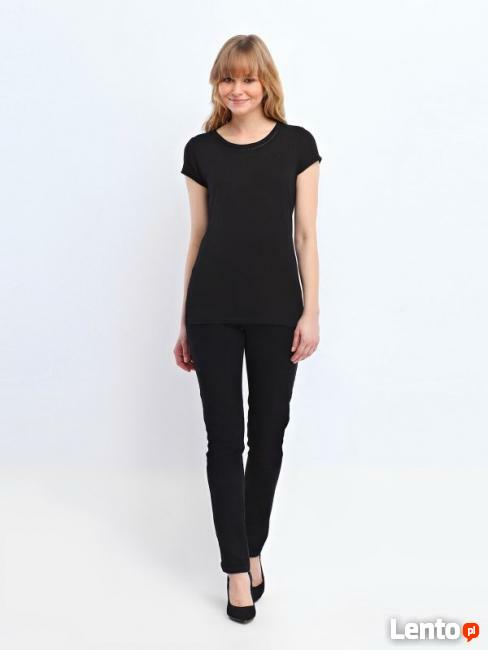 Czarna bluzka z ozdobnym wykończeniem przy dekolcie (Top Sec
