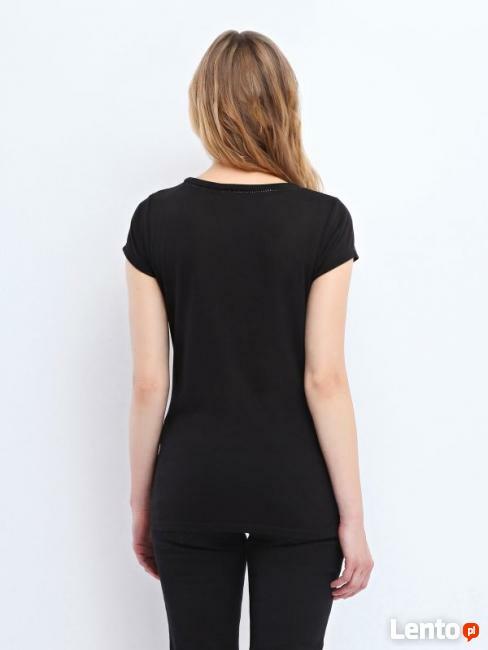 Czarna bluzka z ozdobnym wykończeniem przy dekolcie (Top Sec