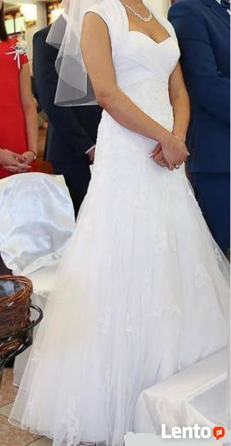 Śnieżnobiała suknia ślubna z salonu