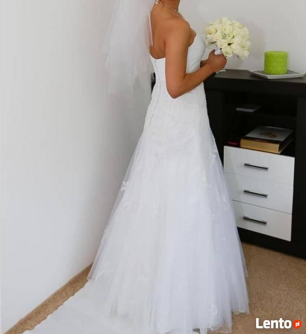 Śnieżnobiała suknia ślubna z salonu