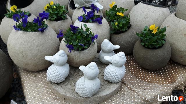 Ptaszek na żołędziu figurka betonowa do ogrodu