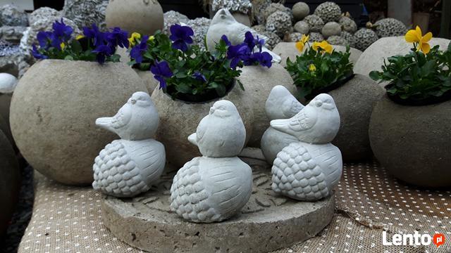 Ptaszek na żołędziu figurka betonowa do ogrodu