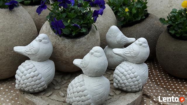 Ptaszek na żołędziu figurka betonowa do ogrodu