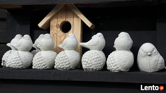 Ptaszek na żołędziu figurka betonowa do ogrodu