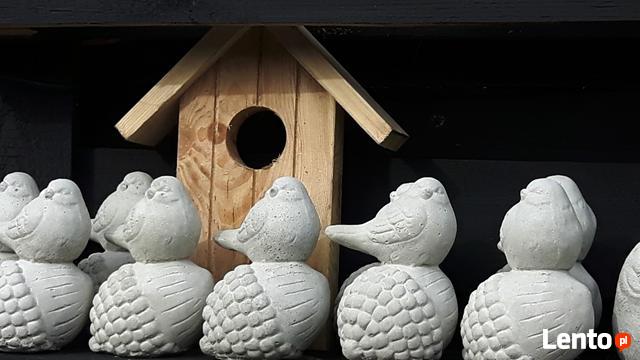 Ptaszek na żołędziu figurka betonowa do ogrodu