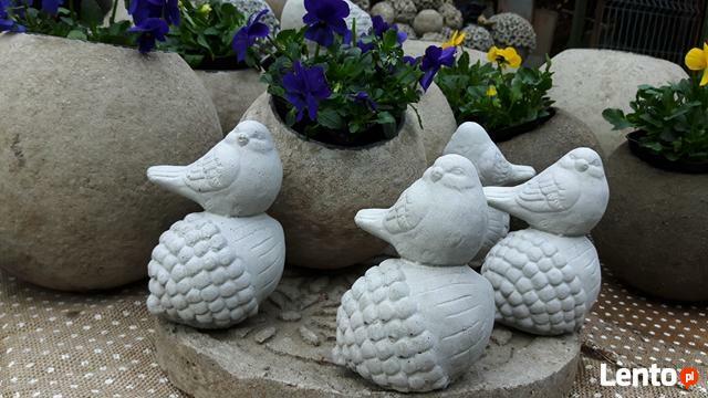 Ptaszek na żołędziu figurka betonowa do ogrodu