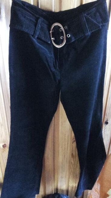 Spodnie sztruksowe damskie czarne z klamrą