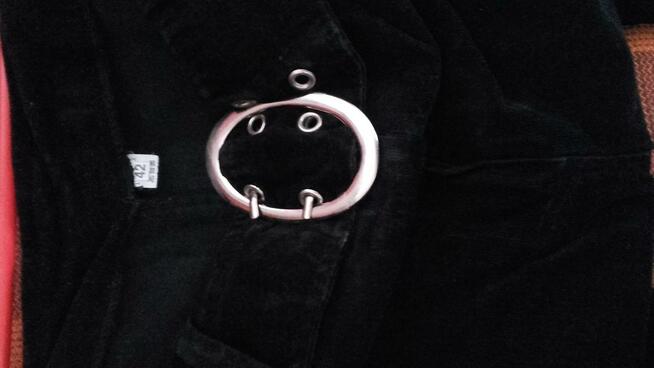 Spodnie sztruksowe damskie czarne z klamrą