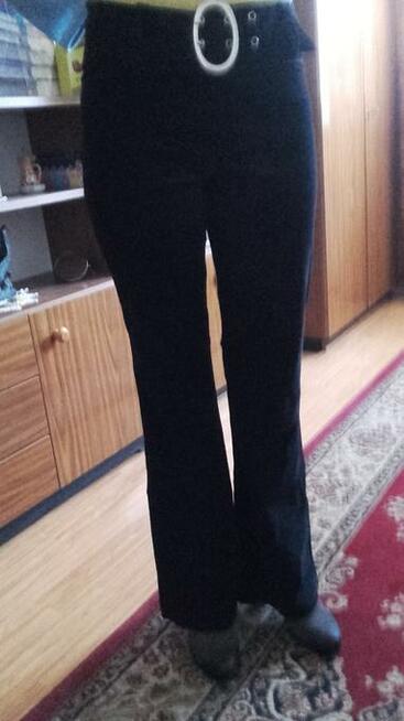 Spodnie sztruksowe damskie czarne z klamrą