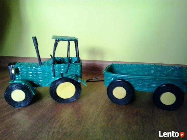 samochód z papierowej wikliny