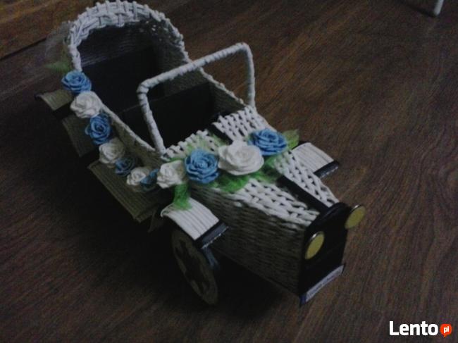 samochód z papierowej wikliny