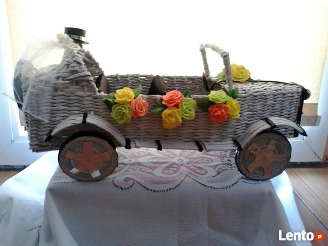 samochód z papierowej wikliny